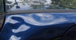 車の査定で傷ありやヘコミは査定額・買取り額に影響ある？