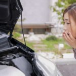 車からの異音!エンジンルームからのカラカラ音の原因と解決策