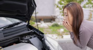 車からの異音！エンジンルームからのカラカラ音の原因と解決策