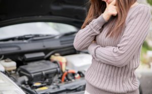 車から異音が！アクセル踏んだ時のキュルキュル音の原因！