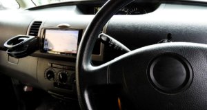 車のクラクションが鳴り続ける原因・鳴らない原因