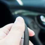 車のエンジンかけっぱなしでロックすることはできる!?